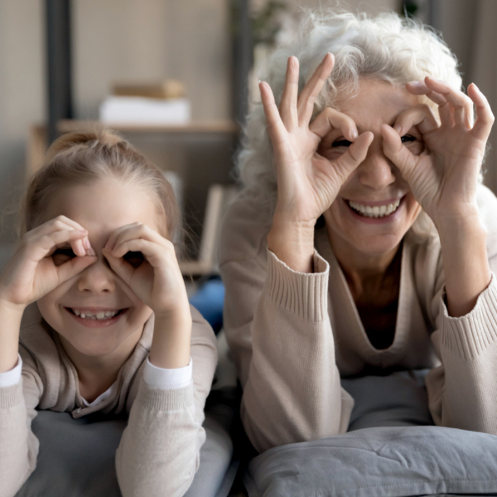Jung und Alt Mädchen und alte Frau iStock fizkes.jpg