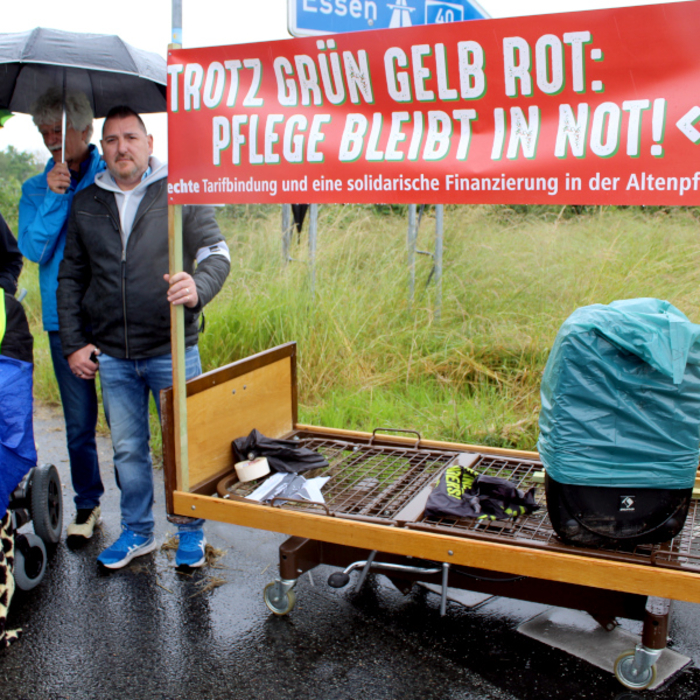 AWO Pflege-Protest mit Bett A40.JPG