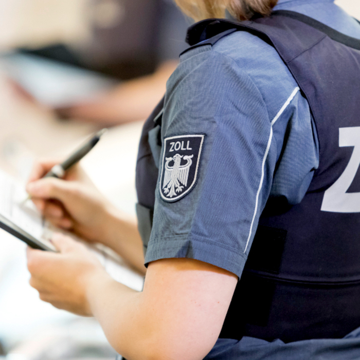 Zoll Beamtin Razzia Kontrolle Foto Zoll.jpg