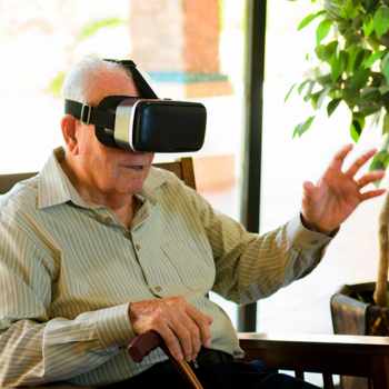 Alter Mann VR-Brille Virtuell Reality iStock Antonio_Diaz.jpg
