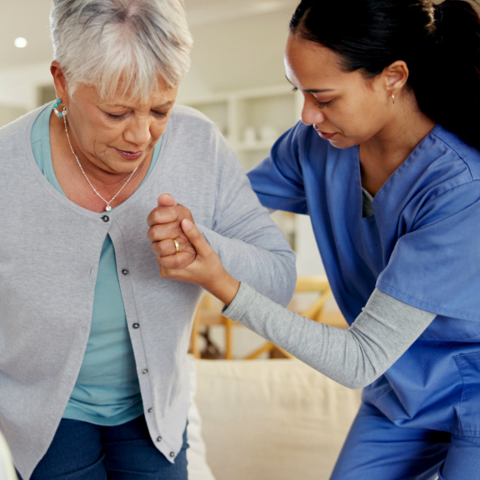 Pflegerin farbig hilft alter Frau iStock Jacob Wackerhausen.jpg