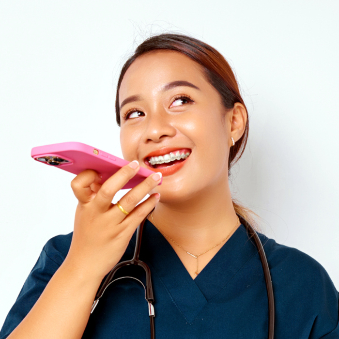 Pflegekraft Frau Smartphone Dokumentation Sprachdokumentation iStock Ginanjar Hutomo Bangun.jpg