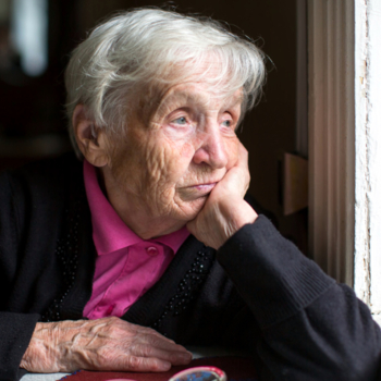 Alte Frau blickt aus dem Fenster Einsamkeit iStock Dmitry Berkut.jpg